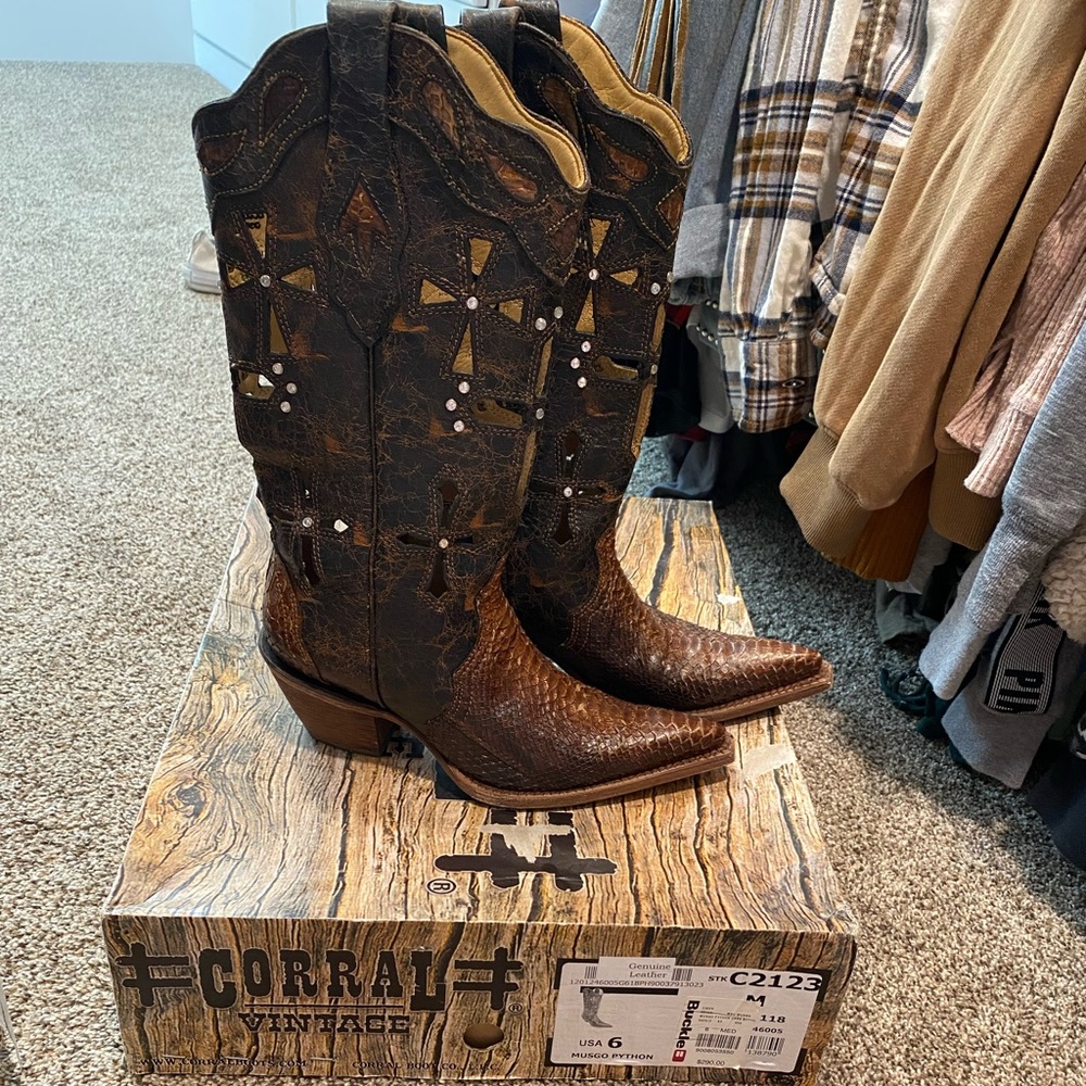 Corral womens boots. Bought at Buckle. Genuine leather.
